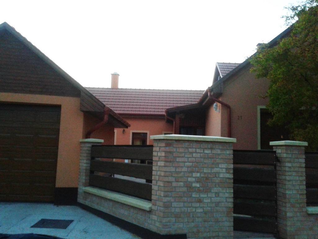 Szilvia Vendeghaz Hotel Korosszakal Bilik gambar
